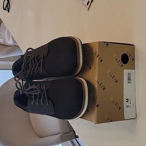 Mix No.6 Knox in Black Boys Size 5M Like New